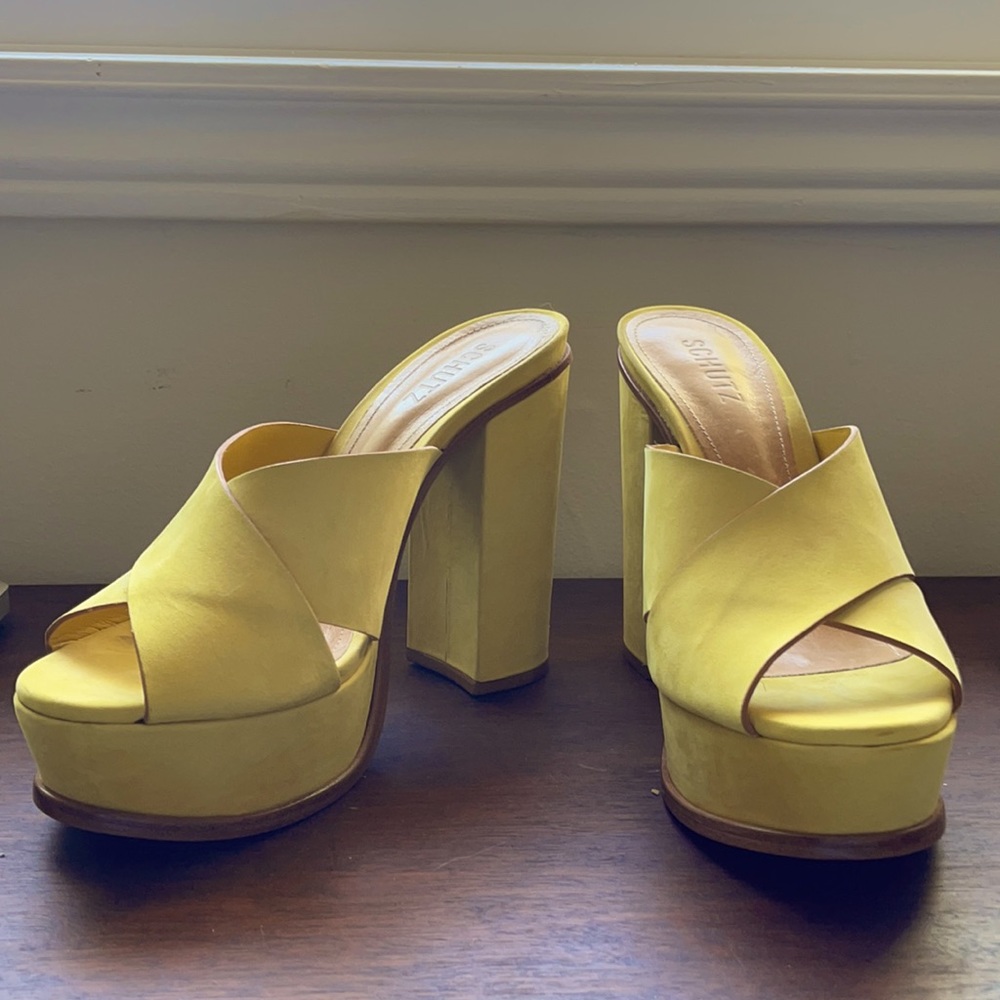 Platform chunky heel sandal.